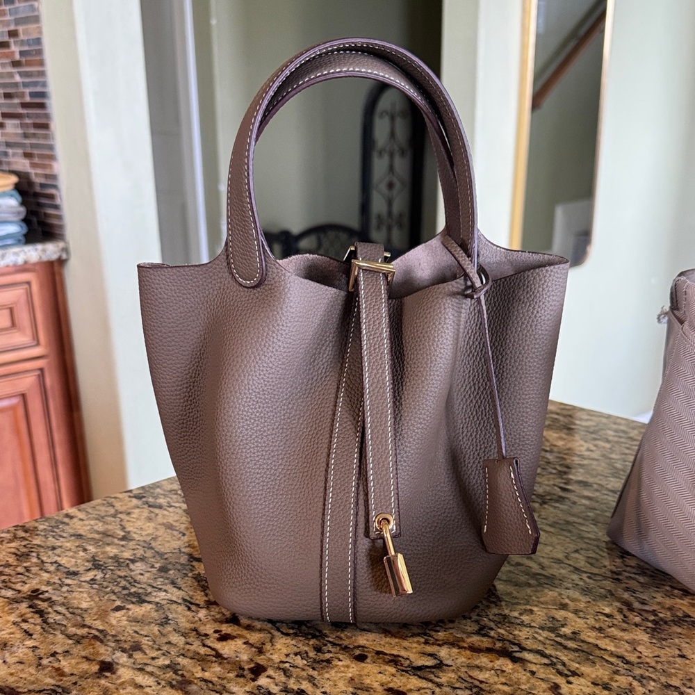 Elegant Taupe Leather Handbag size 18